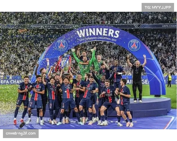 欧冠奖杯巡展抵达米兰，国际米兰球迷排队合影留念